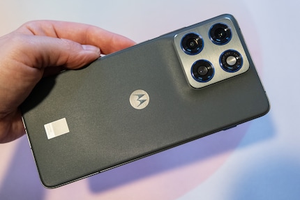 Die Farbe mag ich nicht, aber die Rückseite ist schön griffig und angenehm.