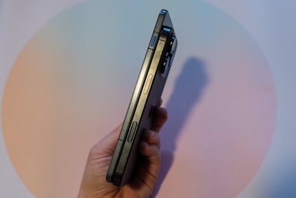 Im Vergleich mit einem iPhone 15 Pro ist das Motorola Edge 70 extrem dünn.