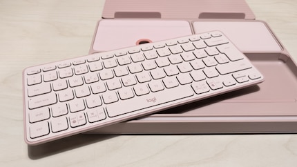 Die Tastatur misst 1,7 × 11,2 × 28 Zentimeter, bei einem Gewicht von 375 Gramm.