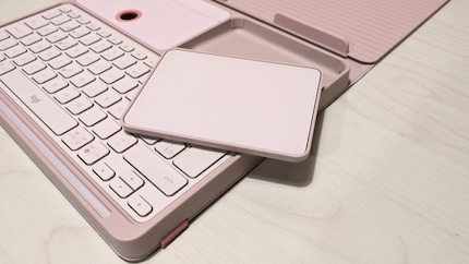 Das Touchpad misst 1,4 × 8,8 × 12,5 Zentimeter, bei einem Gewicht von 160 Gramm.