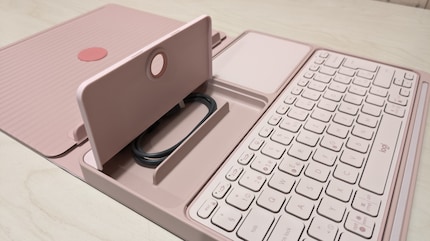 USB-C-Ladekabel im Fach.