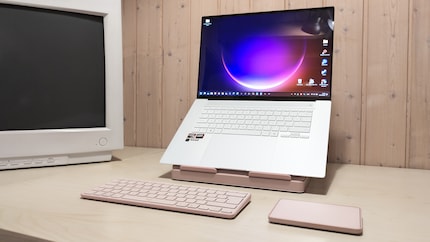 Dank 18 Zentimeter höherem Display hänge ich nicht weiter wie Quasimodo über dem Notebook.