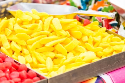 Schaumzucker-Bananen enthalten in der Regel natürliches Bananen-Aroma, das allerdings nicht aus Bananen stammt.