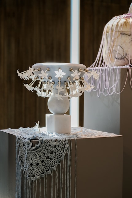 Ein Spiel aus Marmor, Metall und Sinnlichkeit.