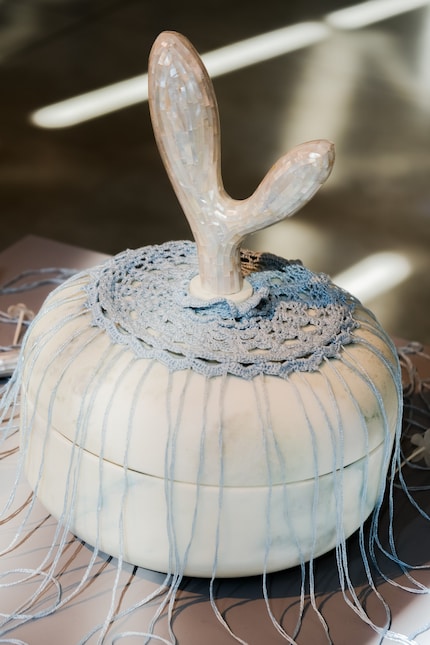 Die versteckten Details aus schimmerndem Perlmutt symbolisieren intime Verführung.