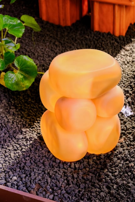 Jeder Couchtisch ist ein Unikat, das auf filigranen Messingfüssen ruht.