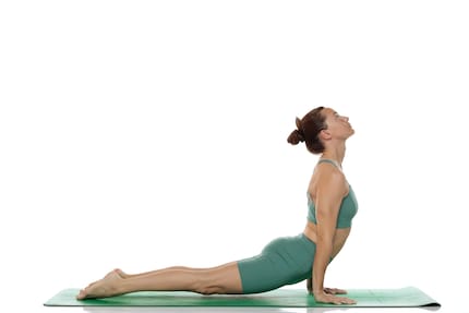 Auch wenn es in manchen Yoga-Traditionen anders gelehrt wird: Ein entspannter Nacken und Blick nach vorne – anders als in diesem Bild – schützt deine Halswirbel.