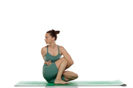 Marichyasana D ist eine fortgeschrittene Haltung: Führt sie bei dir zu Enge im Brustkorb übe ruhig eine einfachere Variante aus – zum Beispiel ohne die Hände hinter dem Rücken zu verschränken.