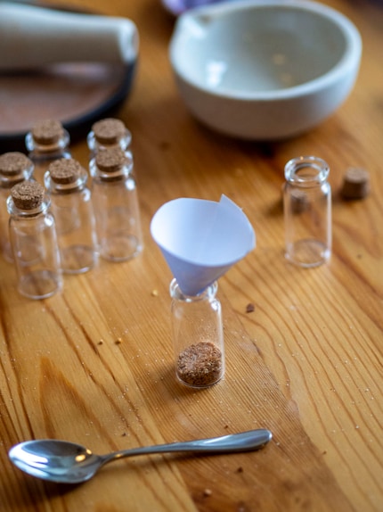 Tipp: Damit nichts daneben geht, habe ich mir aus Papier einen Trichter gebastelt.