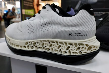 Mit einer neuartigen Sohle will das japanische Unternehmen Hybex das Laufen erleichtern.