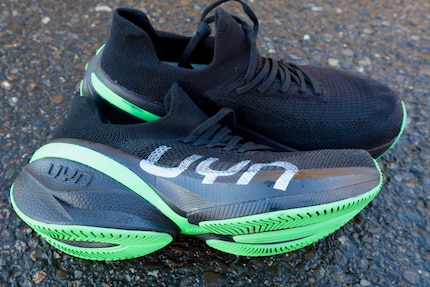 Wer es nicht ganz so bonbonfarben mag, kann die schwarz-grüne Version des Schuhs wählen.