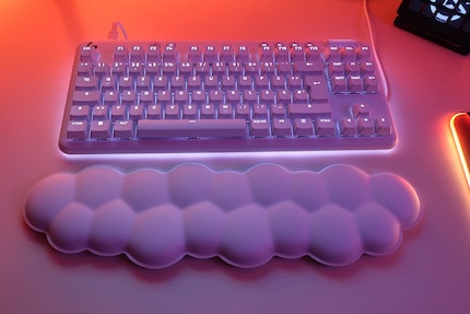 Door de verlichting aan de onderkant lijkt het alsof mijn toetsenbord zweeft.