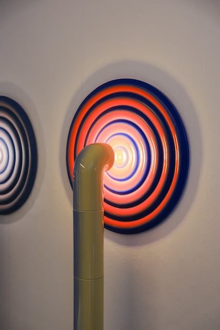 Als Tischlampe oder hohe Stehleuchte schafft sie genau das Licht, das du brauchst.