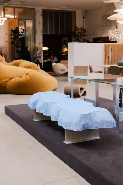 Eine komische Ergänzung für private oder öffentliche Räume, aber genau das macht die Bank so gut.