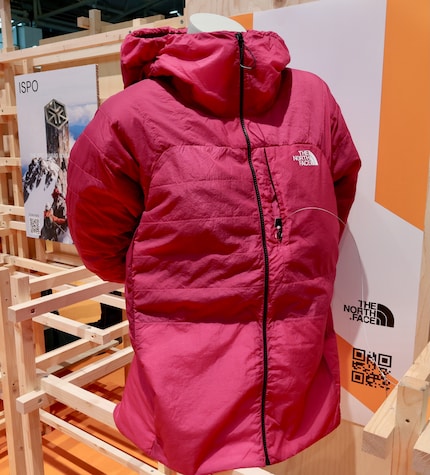 Das Daunenhoodie ist als Midlayer konzipiert, kann aber bei milderen Temperaturen auch als Jacke getragen werden.