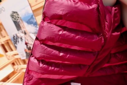 Die Anordnung der Daunenwülste mit Zwischenräumen sorgt für Isolation und Atmungsaktivität.