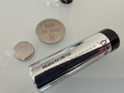 Drei Batterien, die auch in deinem Haushalt häufig vorkommen könnten: LR6, CR2032 und LR44.