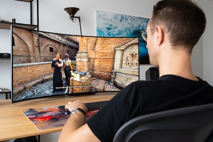 Sitze ich nahe genug, lässt mich die starke Krümmung tiefer in Spiele eintauchen.