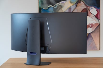 Das Kunststoffgehäuse des 45GX950A hat einen bläulich-violetten Farbstich.