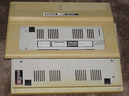 ABS-Kunststoff vergilbt mit der Zeit, hier zu sehen an einem TRS-80 Color Computer.