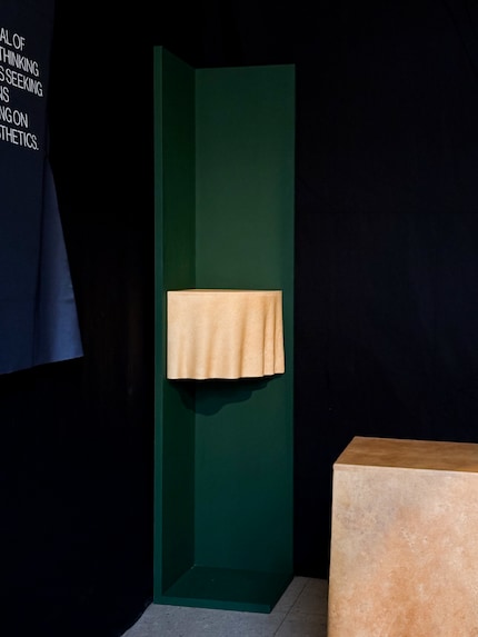 Drapiertes Design aus Holz und Reishi – die «Duk»-Kollektion von Studio Tooj.