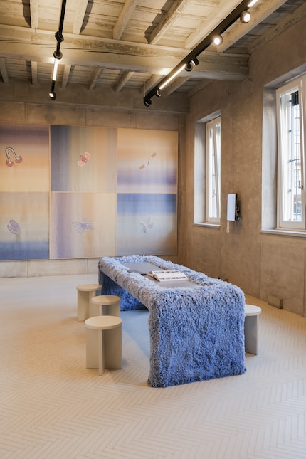 Etwas schräg: die Fransen-Tische und Teppiche von CC-Tapis Ausstellung an der Milan Design Week.