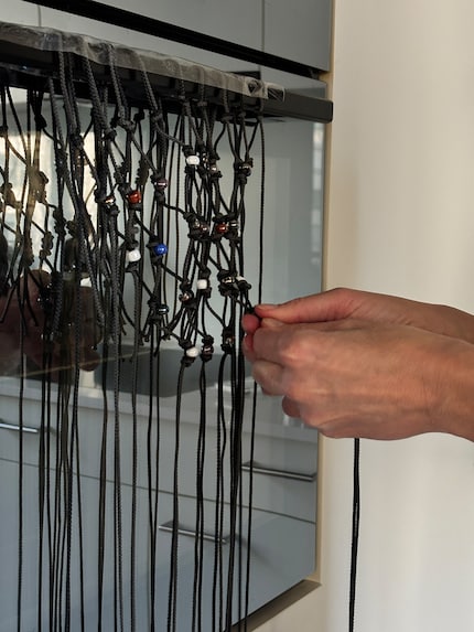 Anfangs ist es praktisch, das Netz im Hängen zu knoten. Später kannst du es von der Stange abnehmen.