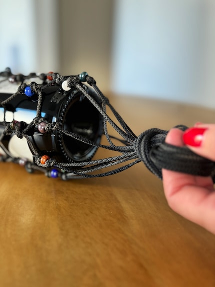 Alle Schnüre zusammennehmen und zu einem grossen Knoten binden.