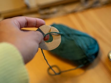 Die erste Schlaufe halte ich fest, …