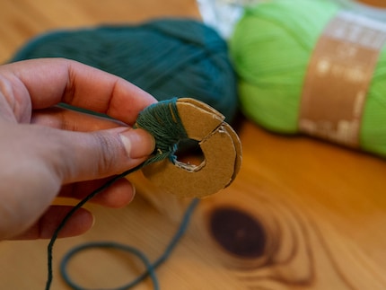 ... um danach das restliche Garn um den Karton zu wickeln.