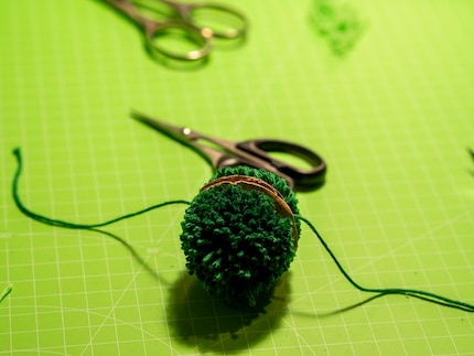 ... und binde die Fäden mit einem Knoten zusammen.