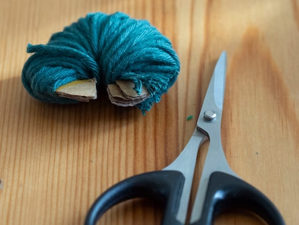 Ich schneide dem Karton entlang …