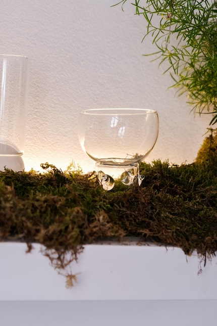 Sie fällt durch besondere Details auf – eine Mischung aus femininen und ungewöhnlichen Formen.