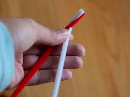 Zwei Pfeifenreiniger zwirbel ich zu Zuckerstangen.