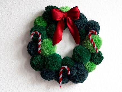 Die Schleife und Pfeifenreiniger leime ich ebenfalls an den Kranz.