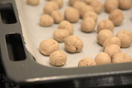 Die Bällchen sind leicht hellbraun und bereit für die Verkostung.
