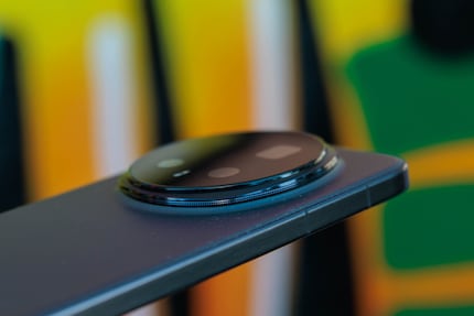 Der Kamerabuckel steht hoch hervor.