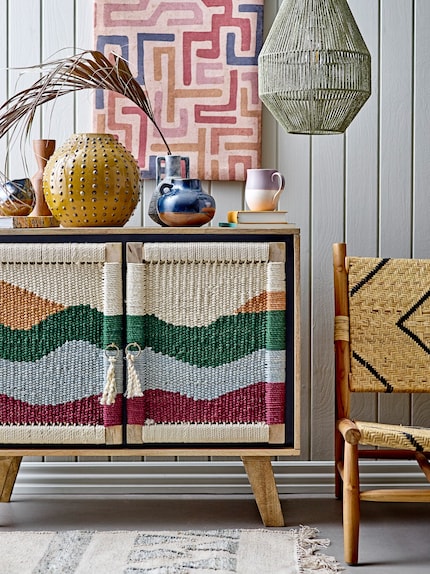 Neben satten Farben spielen natürliche Materialien eine zentrale Rolle.