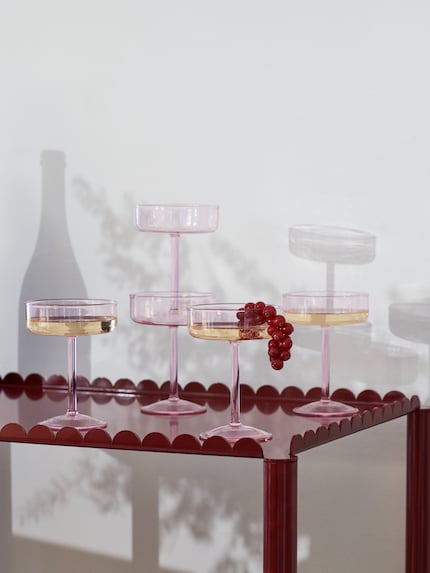 Der Trend lebt von metallischen Oberflächen, symmetrischen Mustern und einer warmen Farbpalette.