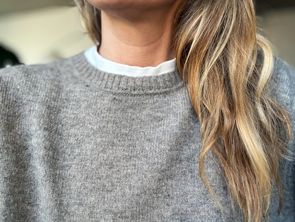 Umgedreht getragen ist das Verhältnis von T-Shirt- zu Pullikragen perfekt.