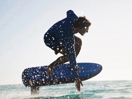 The e-foil board is said to be particularly light yet powerful.