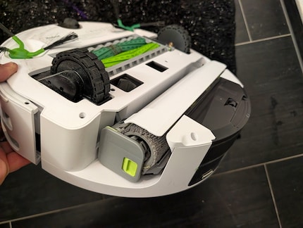 Der Wischrolle des Roomba Max 705 wird automatisch abgedeckt, wenn er über Teppich fährt.