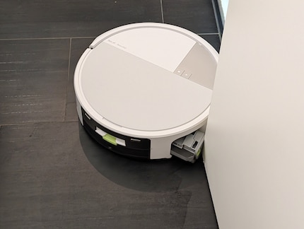 Die Wischrolle fährt zur Seite aus, um die Ränder zu reinigen.