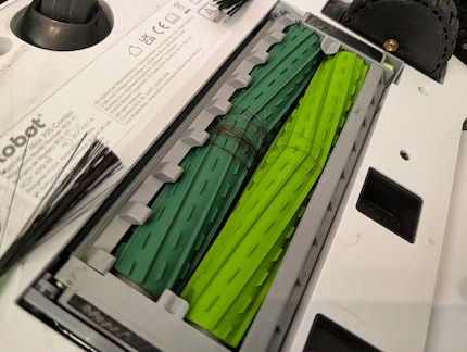 Die Bürste des Roboters muss regelmässig von Haaren befreit werden.