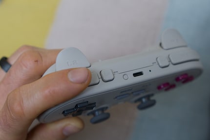 Die Schultertasten sind schmaler als meine Finger.