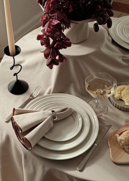 Edle Metall-Serviettenringe oder Schleifenbänder machen den Look perfekt.