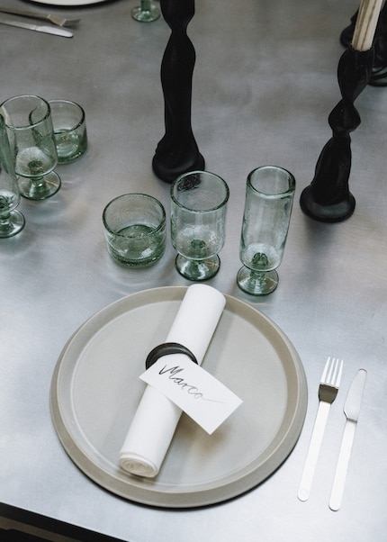 Besonders schön wirkt es, wenn du deine Teller mit einer Serviette, einem Zweig oder einer kleinen Deko kombinierst.