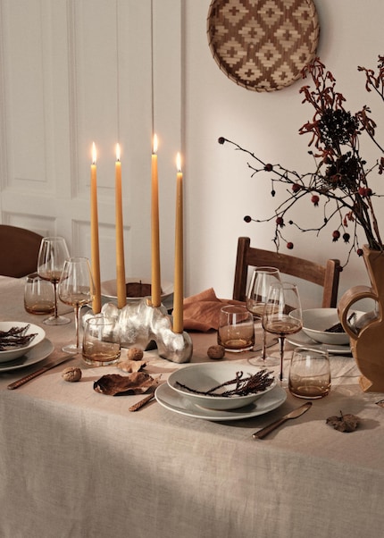 Je nach Saison kannst du Herbstblätter, Blumen oder andere Deko aus der Natur verwenden.