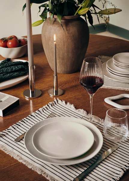 Kontrastfarben zum Geschirr oder saisonale Muster können das Thema deiner Tischdeko unterstreichen.