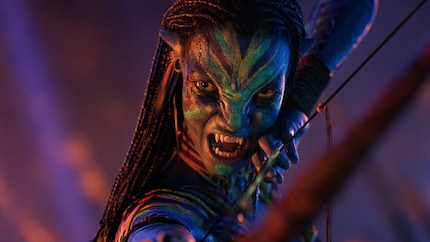 In «Way of the Water» eher auf dem Beifahrersitz, hier wieder deutlich aktiver: Zoe Saldana als Neytiri.